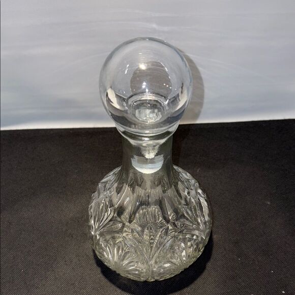 Elegant Clear Glass Decanter - Picture 5 of 9